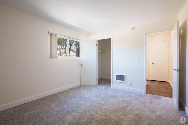 1BR, 1BA - 660SF with walk in closet - Bedroom - Bayfair