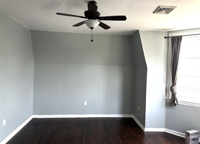 Front beadroom - 4909 Cedar Ave
