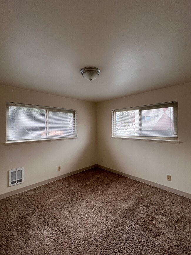 Building Photo - Lake City Apartments