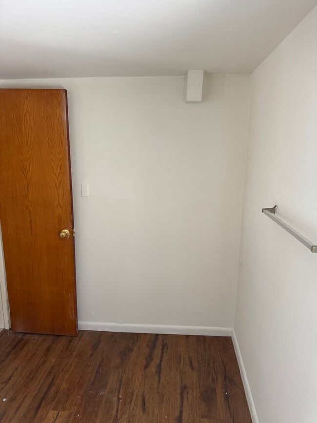 Building Photo - 2 bedroom 1 bath single family home. Freshly painted with new flooring .