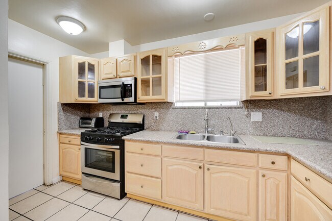 Building Photo - 8141 Whitsett Ave