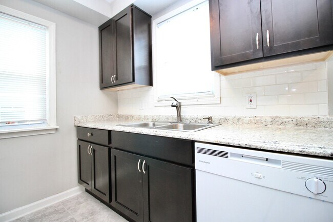 Building Photo - Single Family Home 3  beds 1 .5 bath FOR RENT!