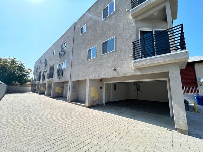 Foto del edificio - 5685-5685 Elmer Ave
