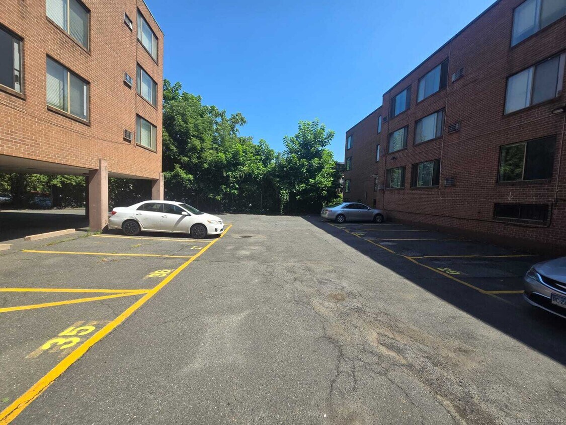 Building Photo - 950 Asylum Ave