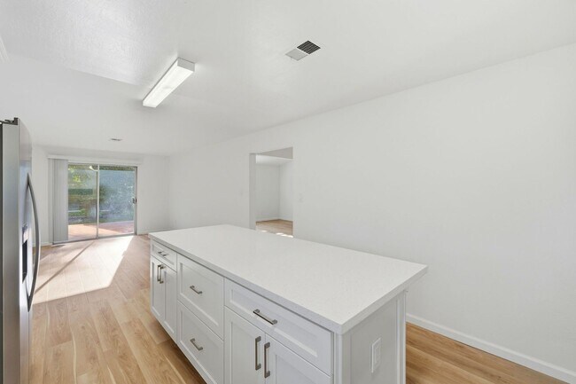 Foto del edificio - Spacious 4-bedroom 2-Bath in Desirable Area in Walnut Creek!