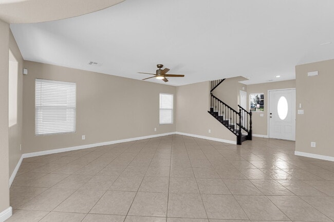 Building Photo - Beautiful 3-bedroom, 2.5-bathroom home loc...