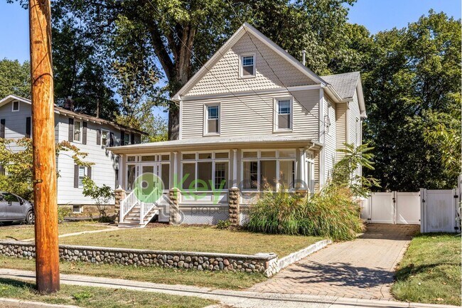 Foto del edificio - Beautiful 4-Bedroom Home with Fenced Yard ...