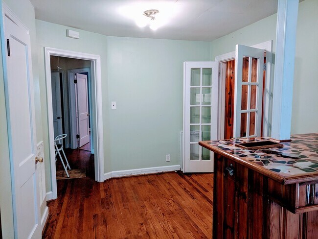 Foto del edificio - Spacious 3bdrm/2bth Home Located in a Well Established Neighborhood in Richmond's West End  Conve...