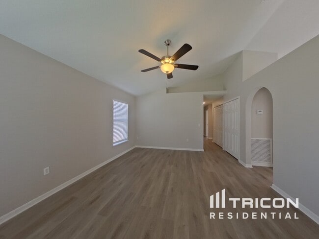 Building Photo - 5852 Lake Front Dr