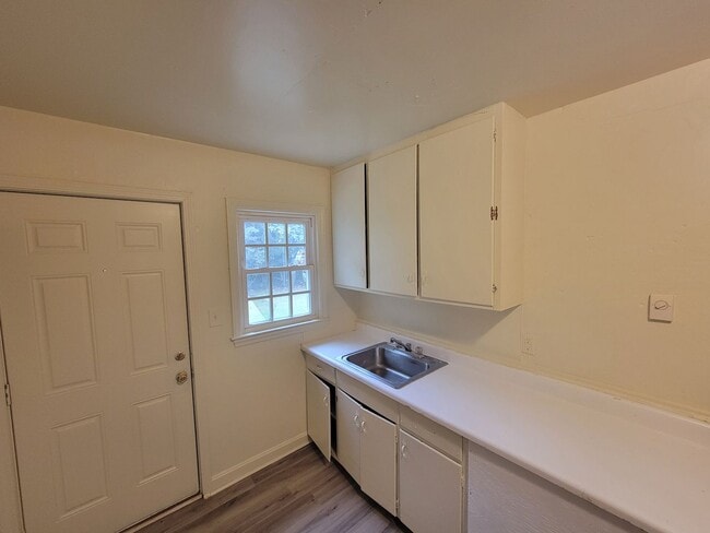 Foto del edificio - 2Bedroom 1 Bathroom Duplex!