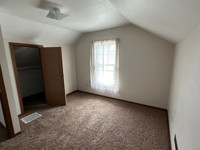 Building Photo - 3 Bedroom Home