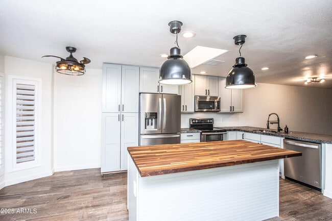 Building Photo - 1318 E Cobb Dr