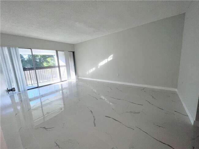 Foto del edificio - 701 N Pine Island Rd