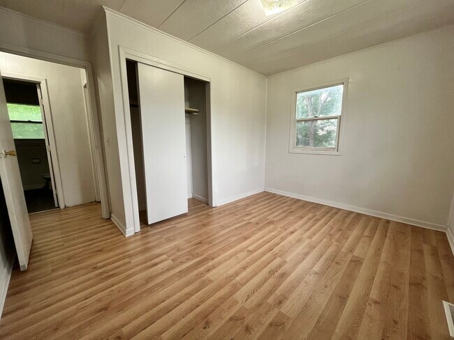 Foto del edificio - 464 E Hillside Ave