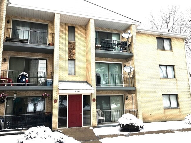 3rd Floor Right - 6332 Pershing Rd
