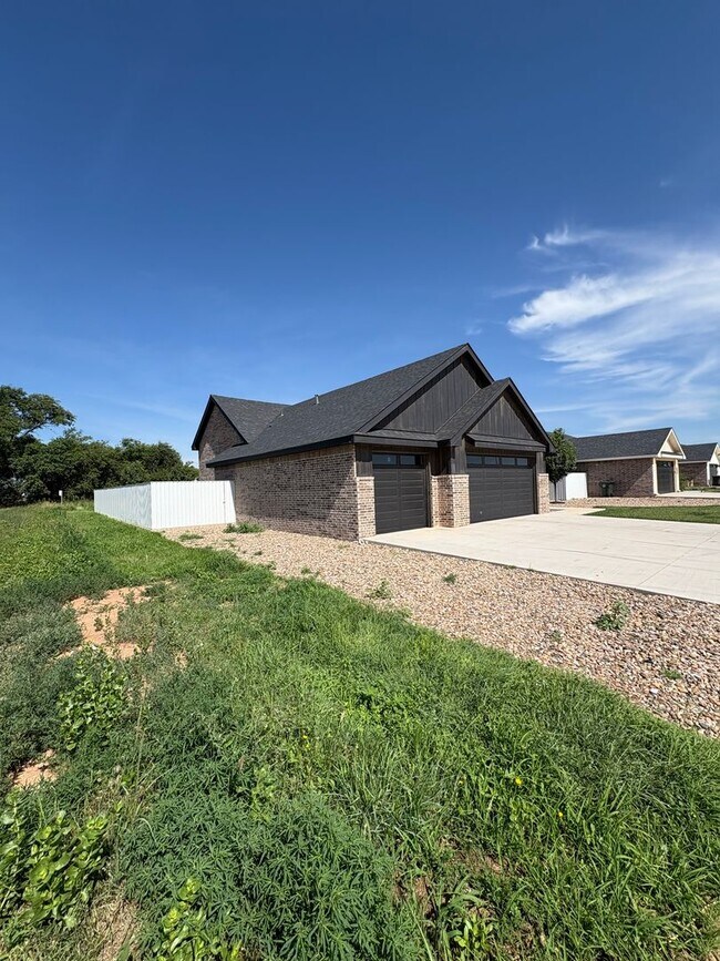Building Photo - 3 Bedroom 2 Bath Home Near Clovis Christia...