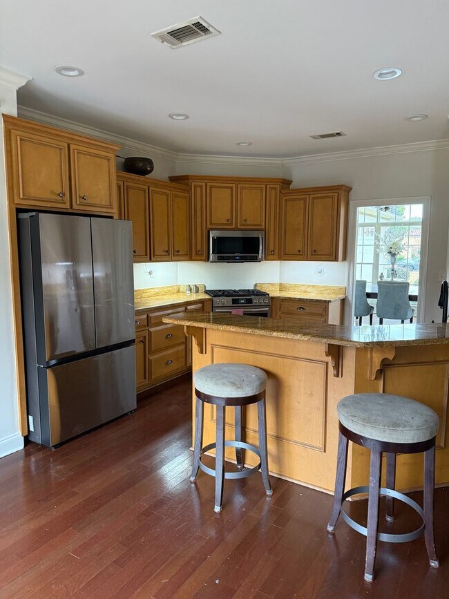 Building Photo - Luxury Living!!!