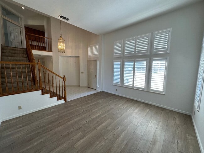 Building Photo - Beautiful 4 Bedroom, 3 full bath, 3-car ga...
