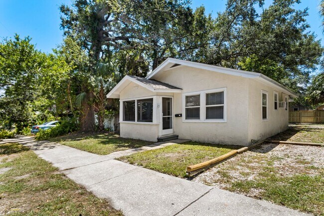 Building Photo - Cute 3bdrm/1bath home with porch & large y...