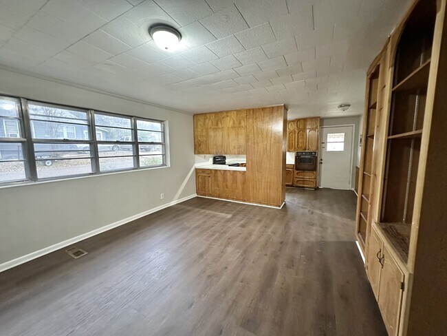 Building Photo - 401 Lexington St