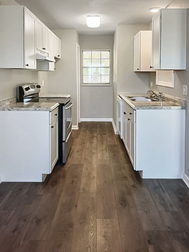 Foto del edificio - 1800 Fairlane--Coming Soon!