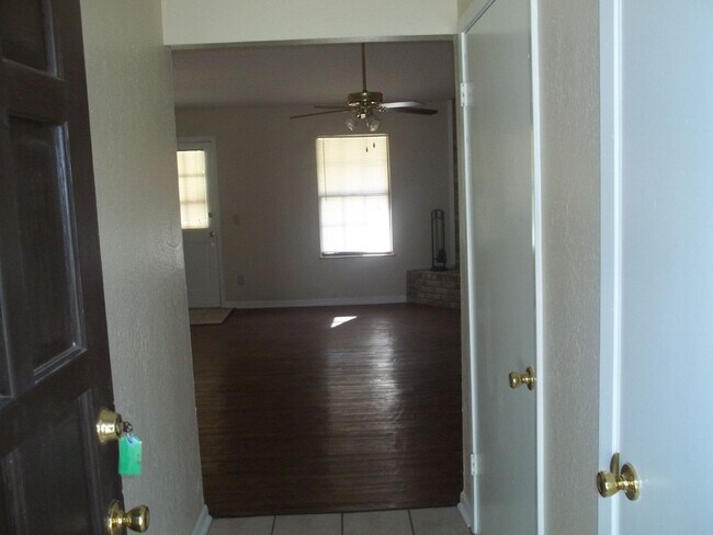 Building Photo - Single-Family Home: 3 bed, 2 bath
