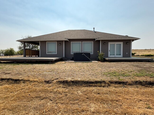 Building Photo - Beautiful Country Home on 20 Acres with Stunning Mountain Views