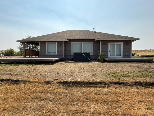 Foto del edificio - Beautiful Country Home on 20 Acres with Stunning Mountain Views