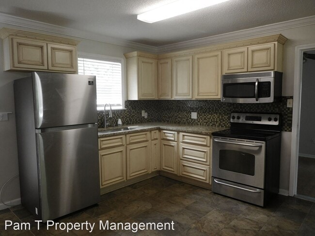 Building Photo - 3 br, 1.5 bath House - 204 Holiday Circle