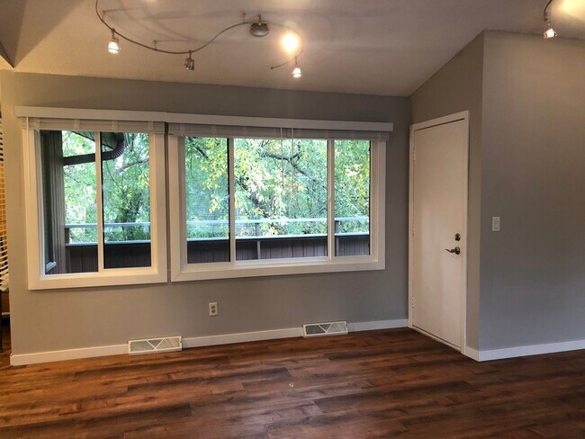 Vista del salón/comedor hacia la parte trasera. - 1516 S Timber Ridge