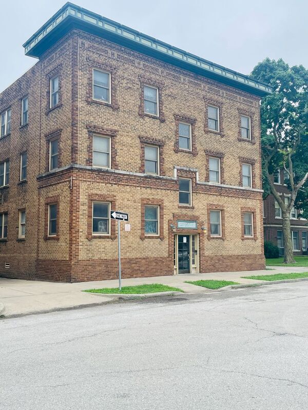 Building Photo - 701 W Maple Ave