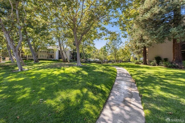 Foto del edificio - 1910 Barrymore Common