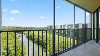 Building Photo - 900 Cove Cay Dr