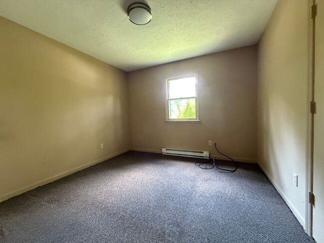 Building Photo - 3 Bedroom/1 Bath home for rent