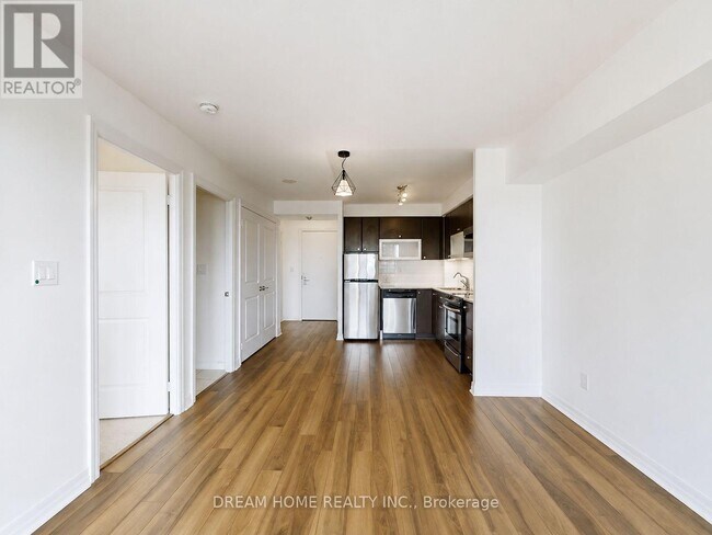 Building Photo - 2015 Sheppard Ave E