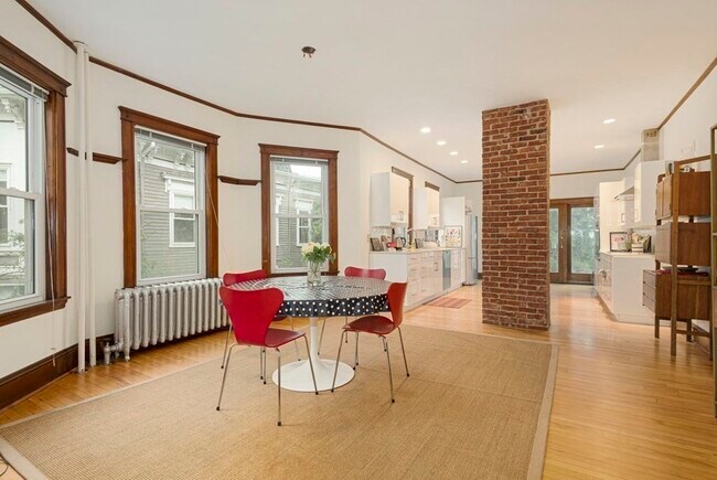 Building Photo - 38 Russell St