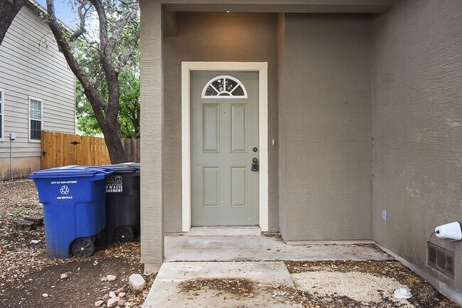 Building Photo - 3 Bedrooms 2.5 Bathrooms located at Garden...