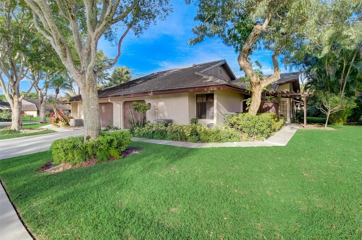 Foto principal - 5051 Pine Dr