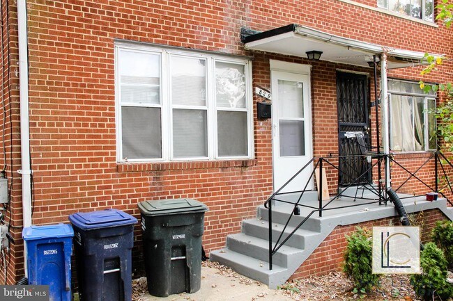 Building Photo - 829 Chesapeake St SE