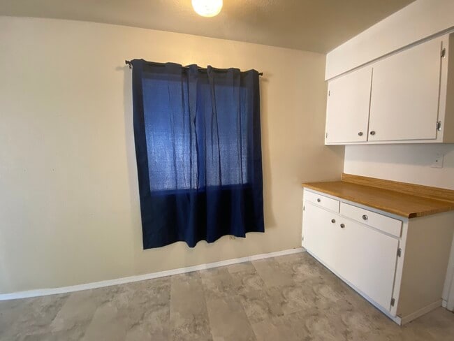 Building Photo - 325 S Spring St