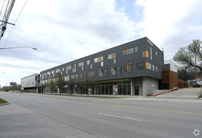 Vista de la propiedad - 2000 E 7th St