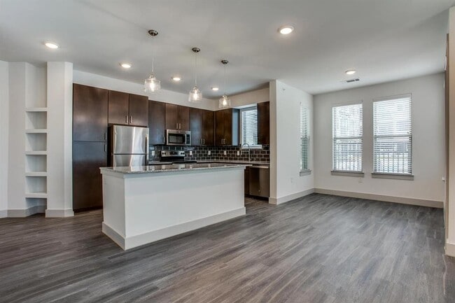 Building Photo - 950 Town Lake Dr