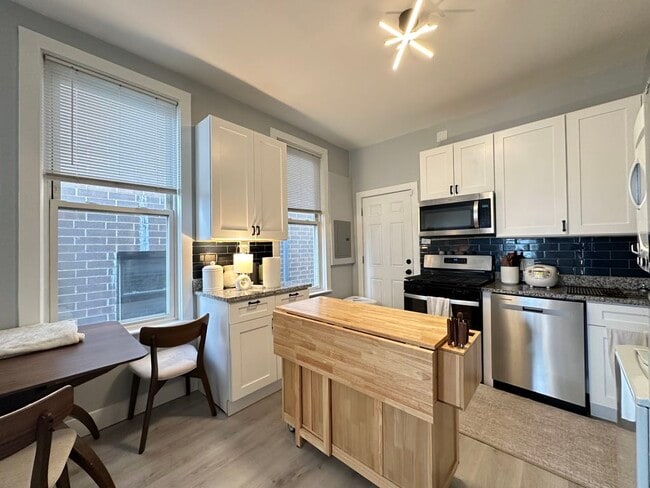 Building Photo - 1361 W Walton St