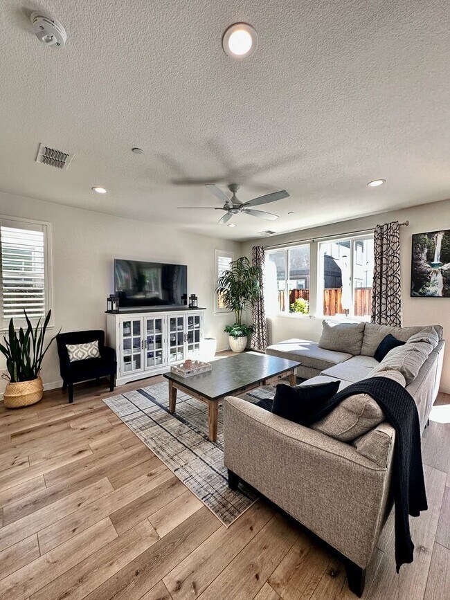 Building Photo - 3 br, 2.5 bath House - 2318 Spitfire Way