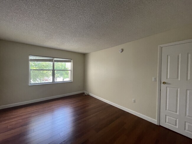 Foto del edificio - 4255 N University Dr