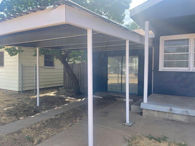 Building Photo - Great 4 Bedroom Close to I-27! Half off Fi...
