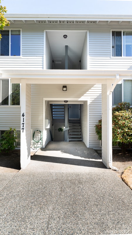 Building Photo - 4177 W Lake Sammamish Pkwy SE