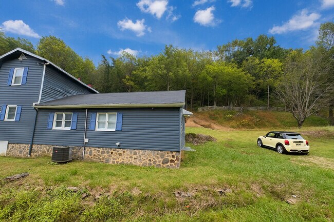 Foto del edificio - 1167 Cubbage Hollow Rd