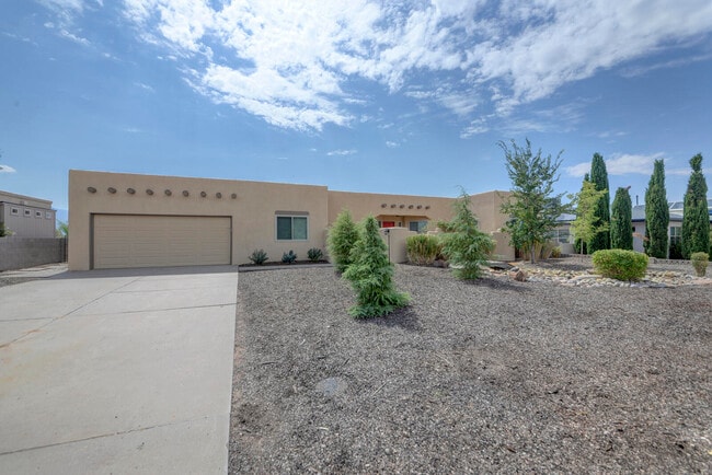 Building Photo - 814 Palmas Altas Dr SE