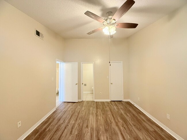 Building Photo - Charming 2-Bedroom Quadplex